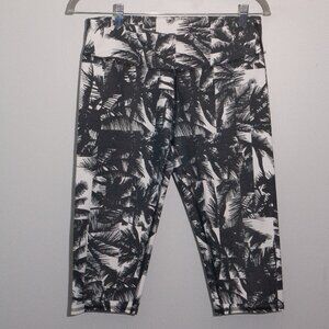 Black and white palm tree print Fabletics cropped leggings
